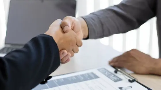 shaking hands after quitting job with grace.